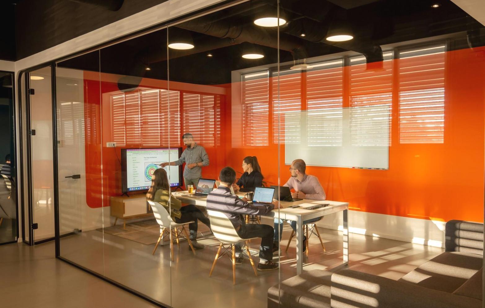 Modernes Büro mit Finanzberatung und persönlicher Betreuung