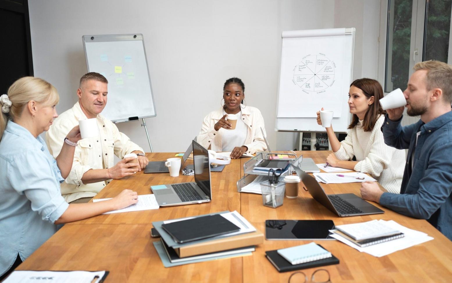 Teilnehmende arbeiten gemeinsam an Finanzplänen